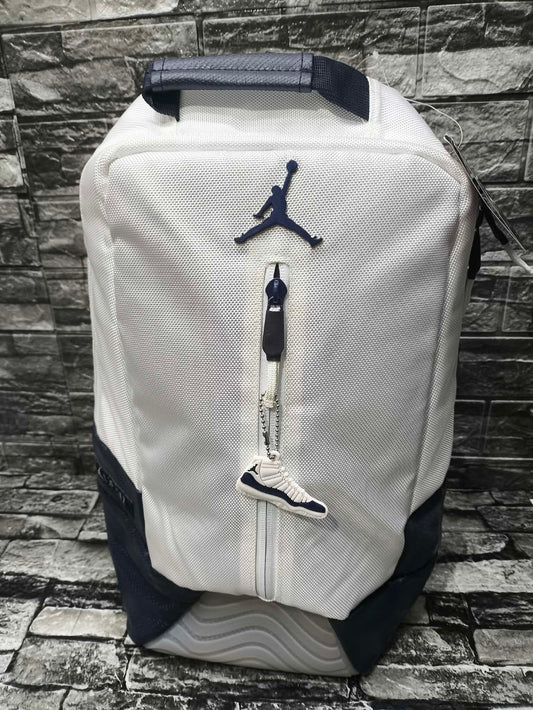 MOCHILA JORDAN 11 OBSIDIAN CON LLAVERO
