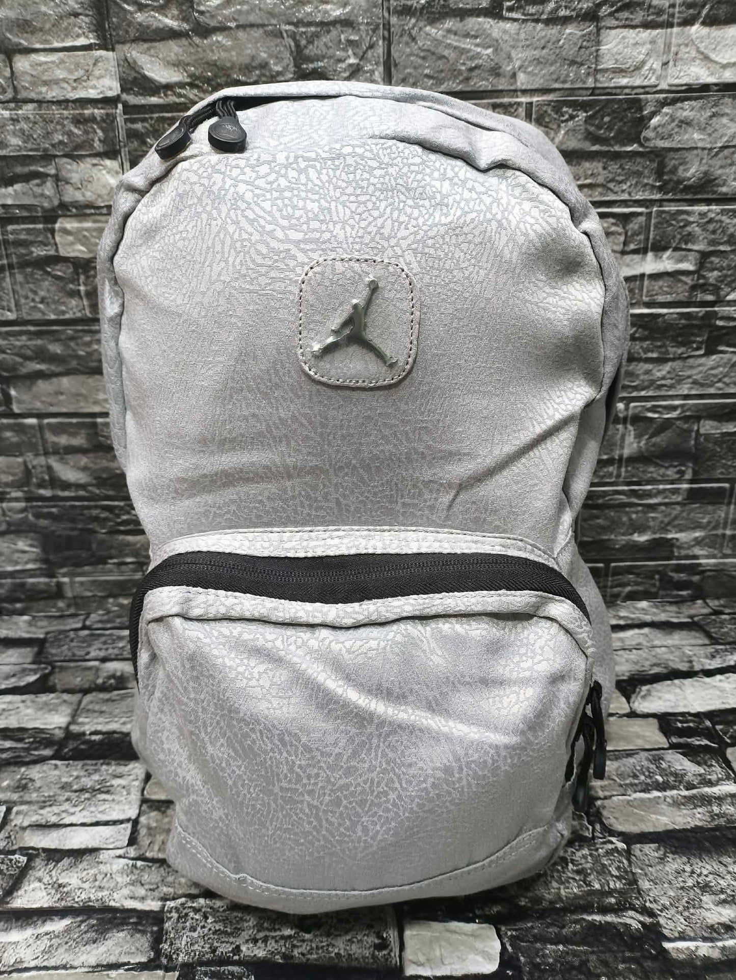 MOCHILA JORDAN SILVER GREY LOGO DE METAL BASIC
