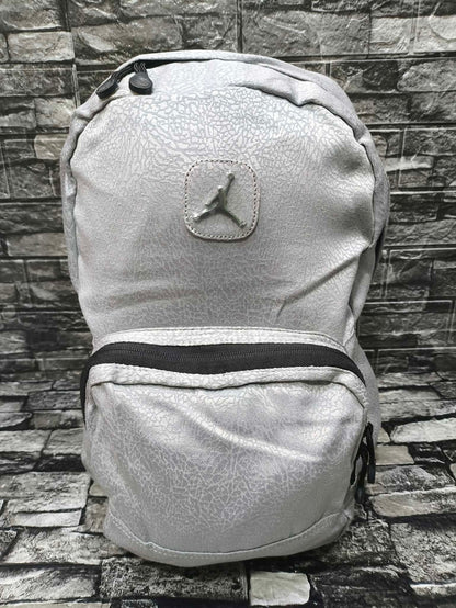 MOCHILA JORDAN SILVER GREY LOGO DE METAL BASIC