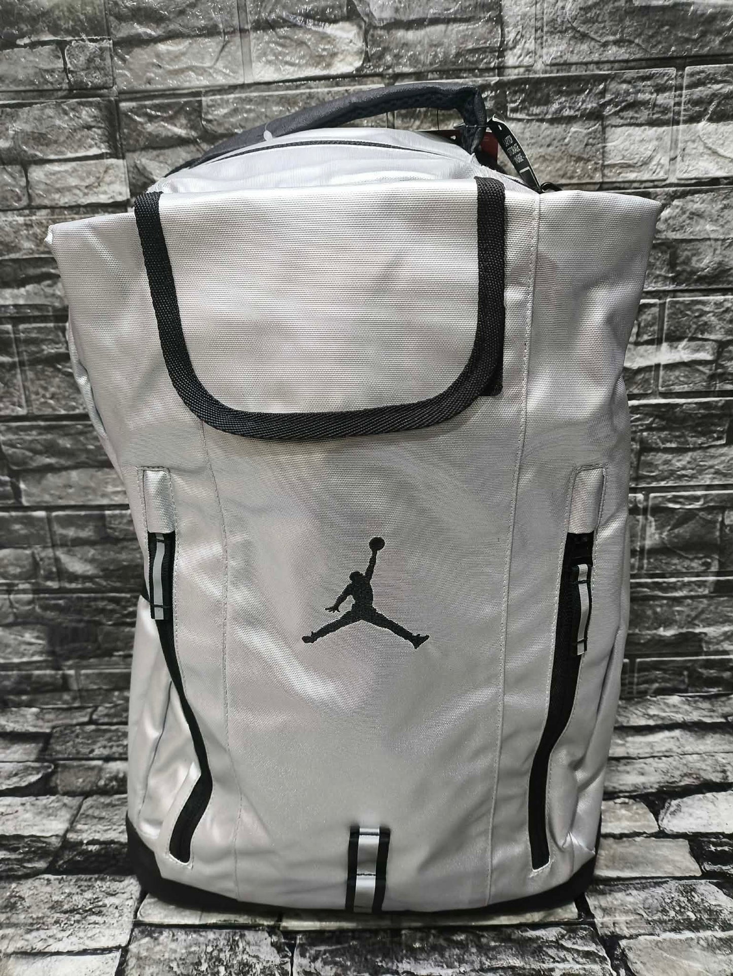 MOCHILA JORDAN ALL WORLD METALLIC SILVER (ESP LAP 15") 46 ALTO X 26 ANCHO