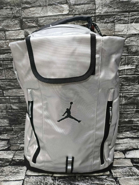 MOCHILA JORDAN ALL WORLD METALLIC SILVER (ESP LAP 15") 46 ALTO X 26 ANCHO
