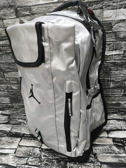 MOCHILA JORDAN ALL WORLD METALLIC SILVER (ESP LAP 15") 46 ALTO X 26 ANCHO