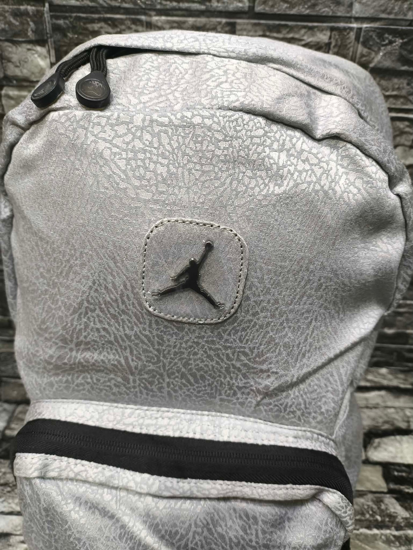 MOCHILA JORDAN SILVER GREY LOGO DE METAL BASIC