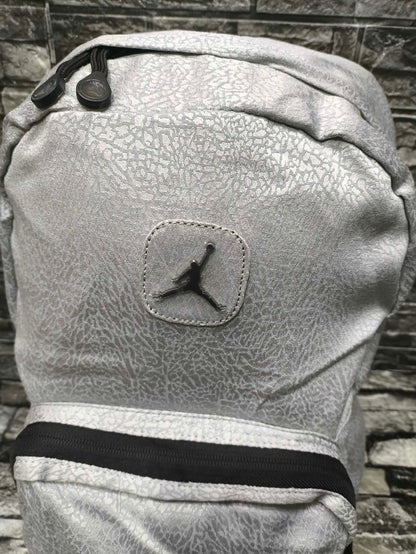 MOCHILA JORDAN SILVER GREY LOGO DE METAL BASIC