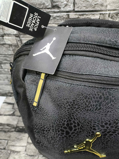 MOCHILA JORDAN BLACK CAT GOLD ESP LAP 15"