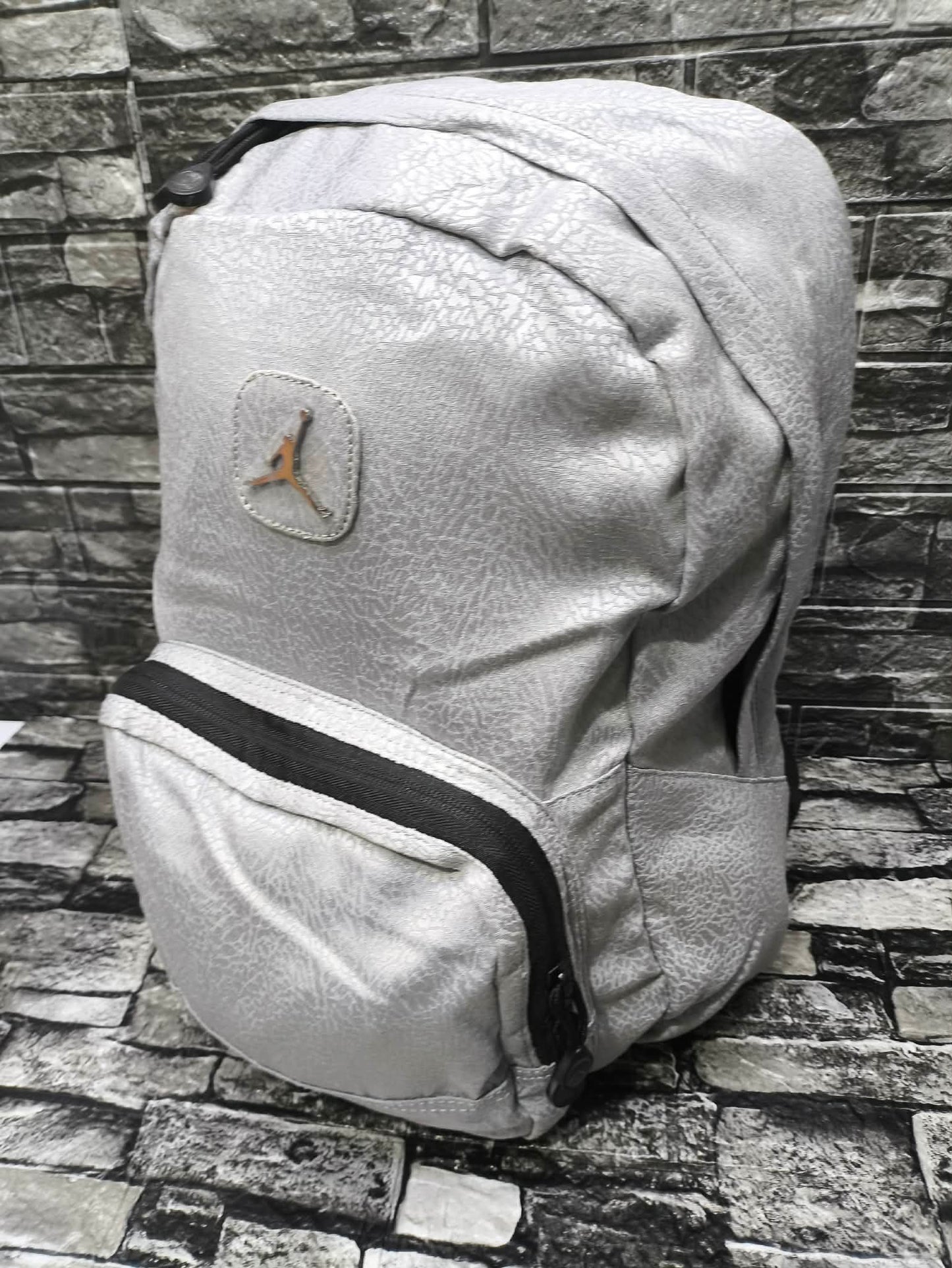 MOCHILA JORDAN SILVER GREY LOGO DE METAL BASIC