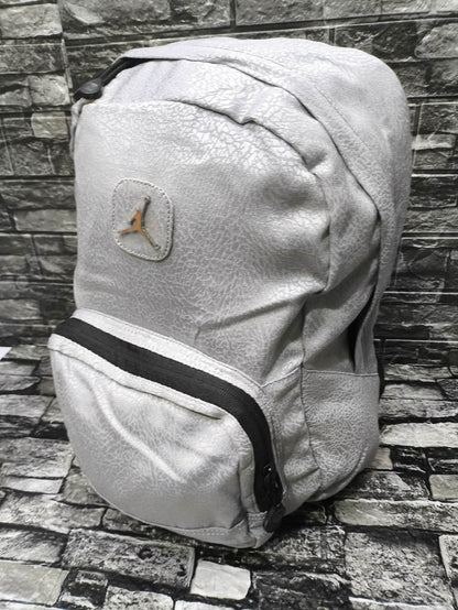 MOCHILA JORDAN SILVER GREY LOGO DE METAL BASIC