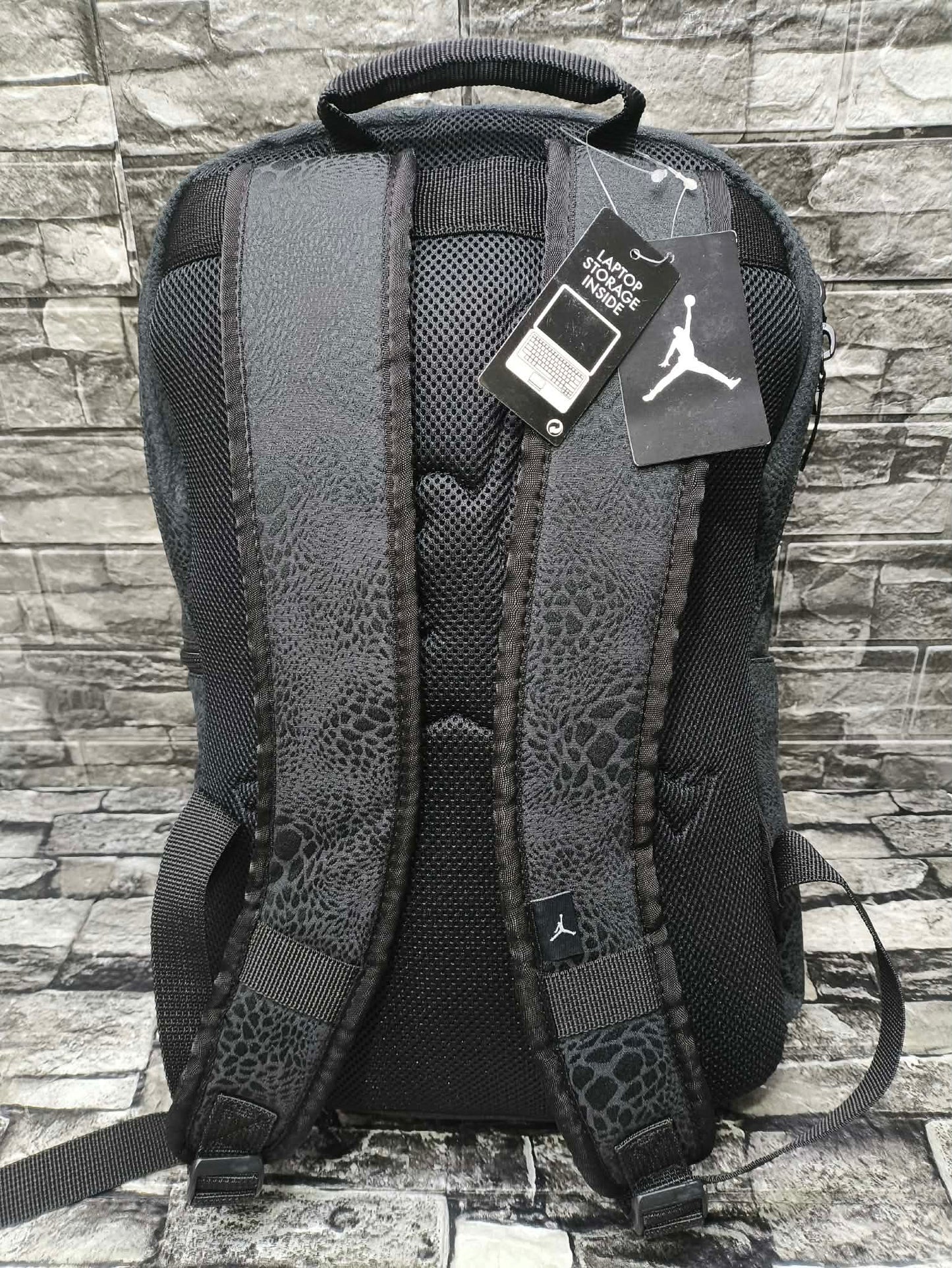 MOCHILA JORDAN BLACK CAT GOLD ESP LAP 15"