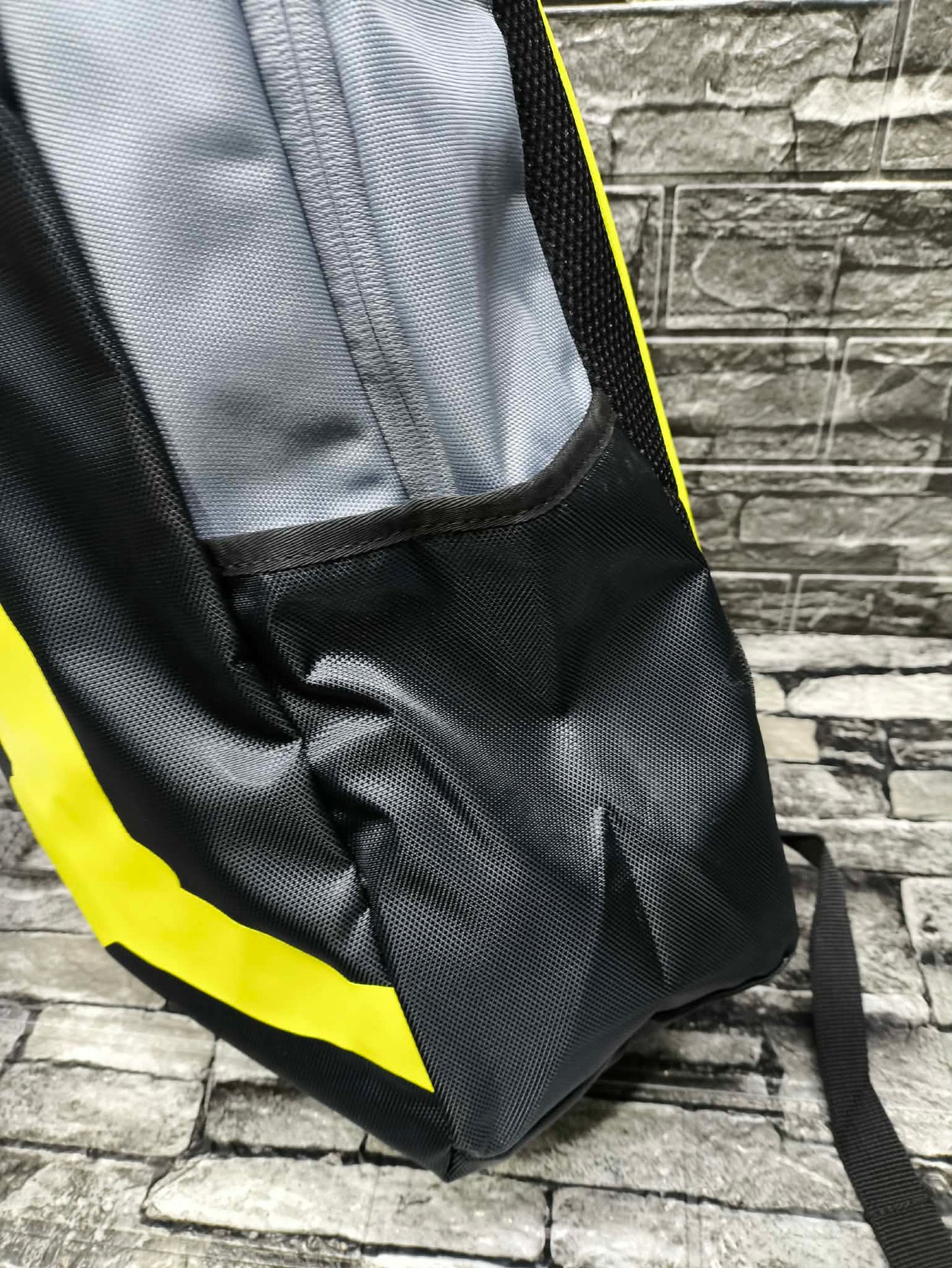 MOCHILA JORDAN SPLIT BAGPACK BLACK YELLOW ESP LAPTOP 14"