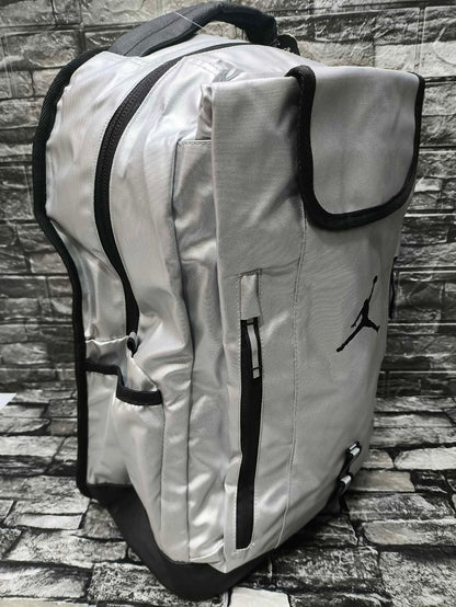 MOCHILA JORDAN ALL WORLD METALLIC SILVER (ESP LAP 15") 46 ALTO X 26 ANCHO