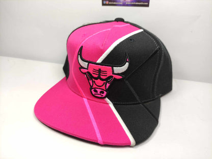 GORRA PLANA BULLS PINK MITCHEL AND NESS SNAPBACK