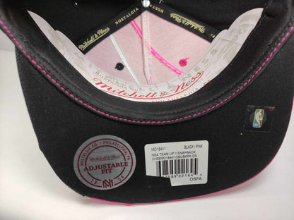 GORRA PLANA BULLS PINK MITCHEL AND NESS SNAPBACK