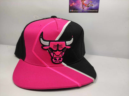 GORRA PLANA BULLS PINK MITCHEL AND NESS SNAPBACK