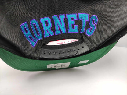 GORRA PLANA HORNETS BLACK MITCHELL AND NESS