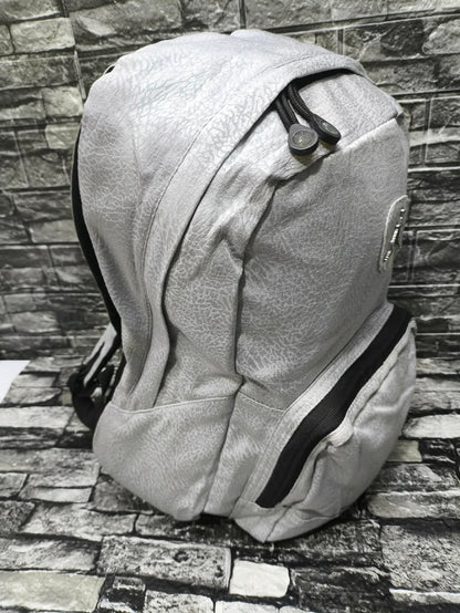 MOCHILA JORDAN SILVER GREY LOGO DE METAL BASIC