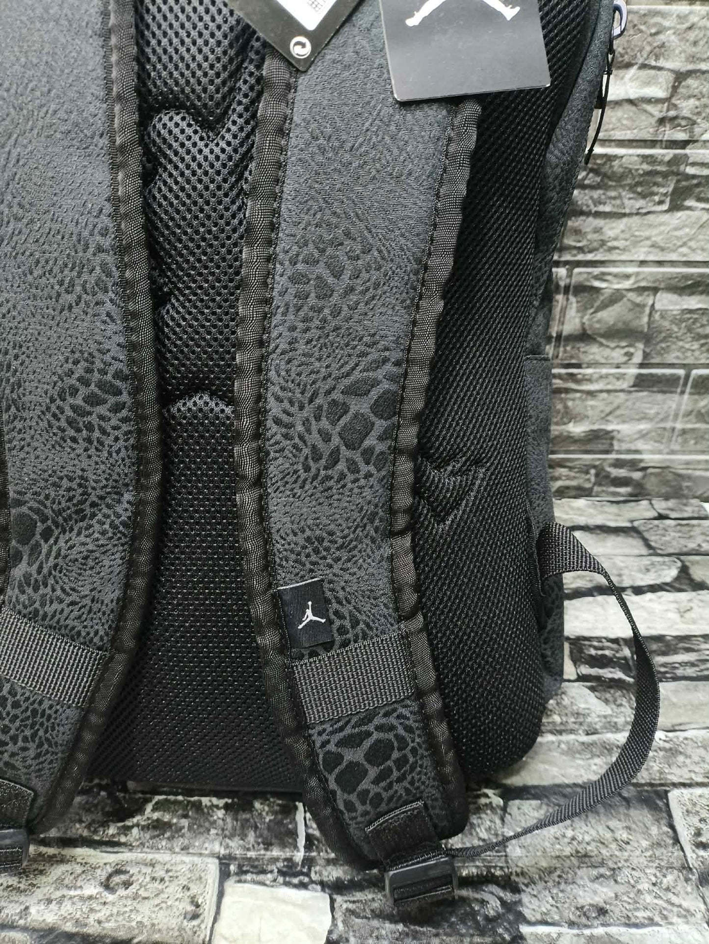 MOCHILA JORDAN BLACK CAT GOLD ESP LAP 15"
