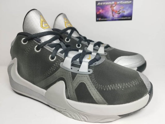 GIANNIS FREAK 1 SMOKE GREY KIDS EN CAJA (23.5 CM)