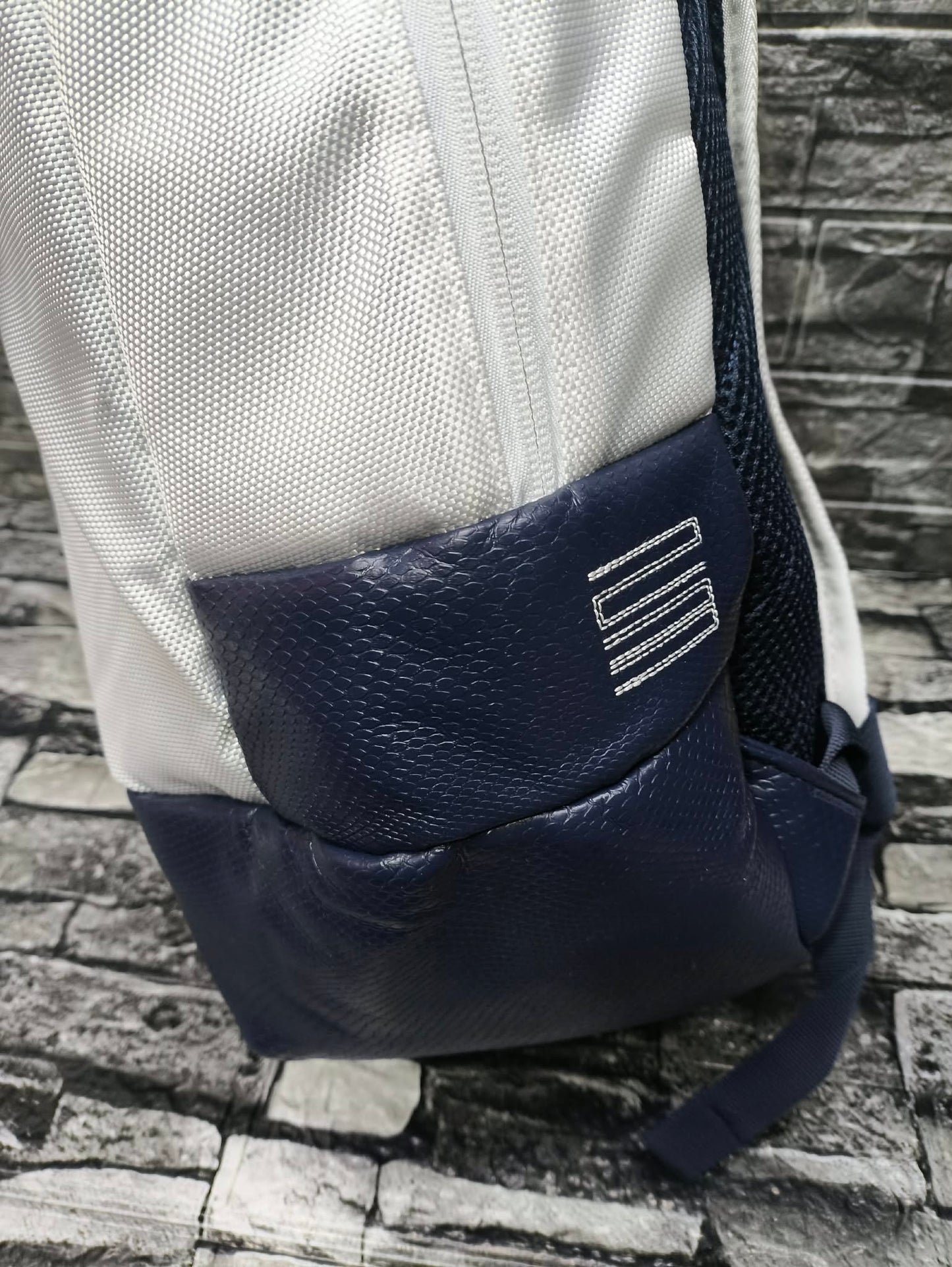 MOCHILA JORDAN 11 OBSIDIAN CON LLAVERO