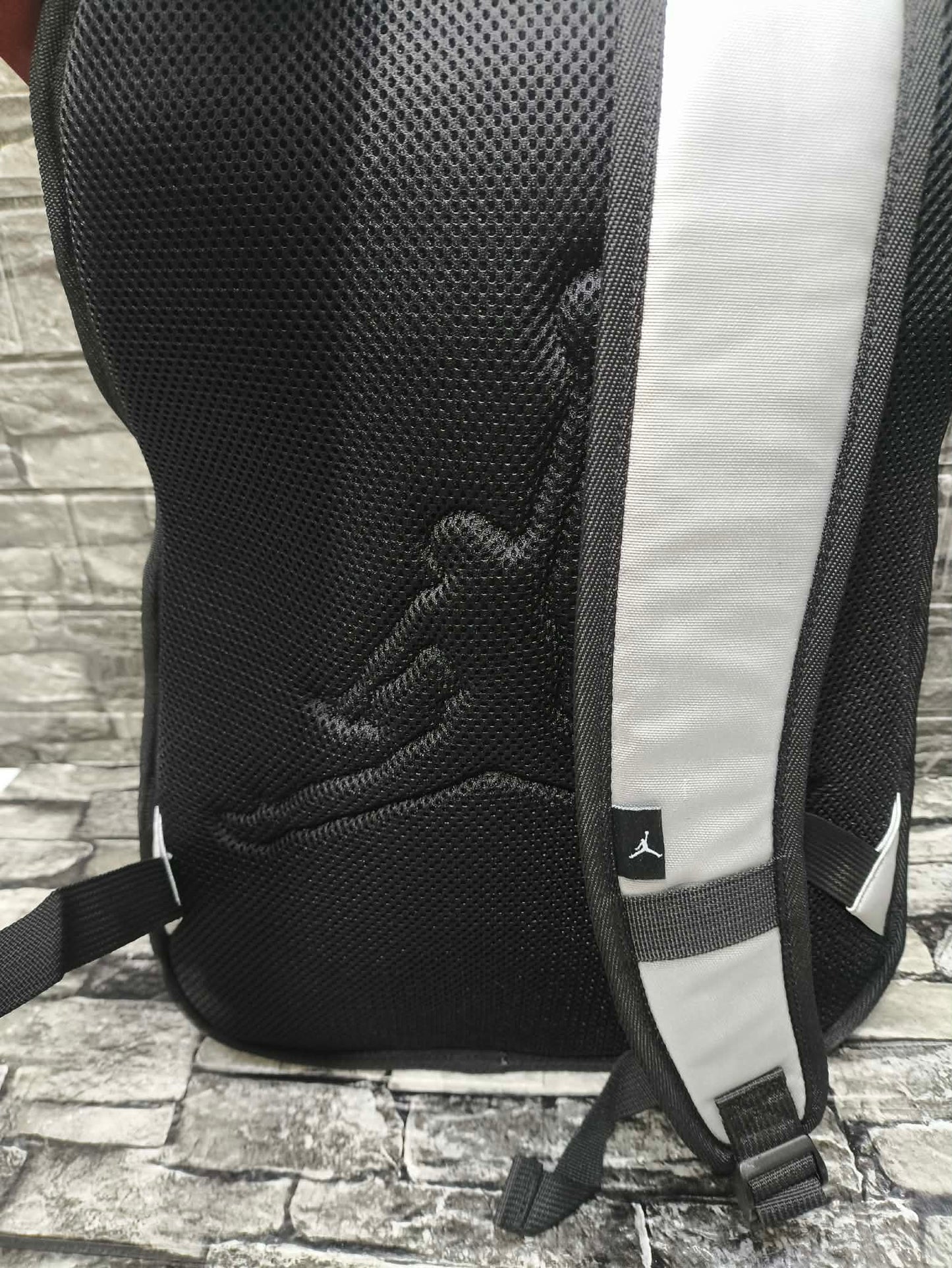 MOCHILA JORDAN ALL WORLD METALLIC SILVER (ESP LAP 15") 46 ALTO X 26 ANCHO