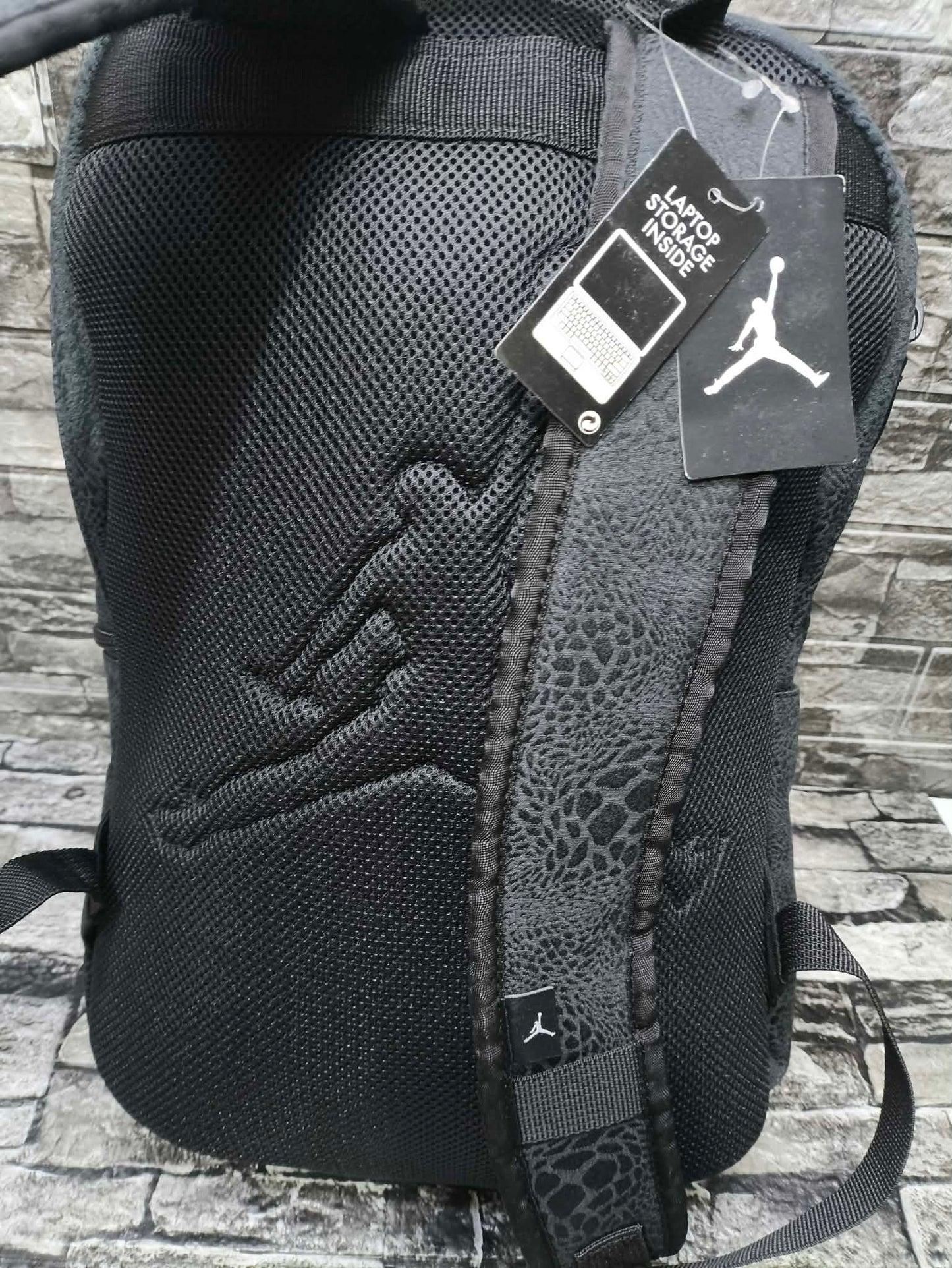 MOCHILA JORDAN BLACK CAT GOLD ESP LAP 15"