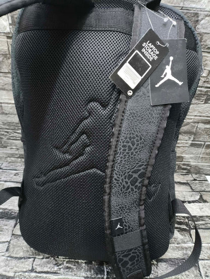 MOCHILA JORDAN BLACK CAT GOLD ESP LAP 15"