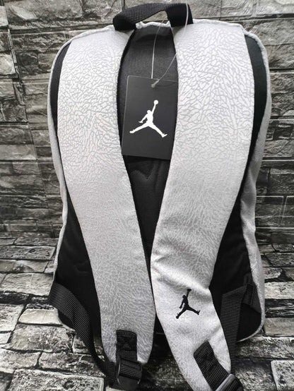 MOCHILA JORDAN SILVER GREY LOGO DE METAL BASIC