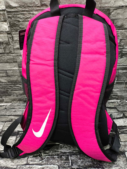 MOCHILA NIKE BRASILIA BAGPACK FUCHSIA (42 ALTO X 28CM ANCHO ESP LAP 15")