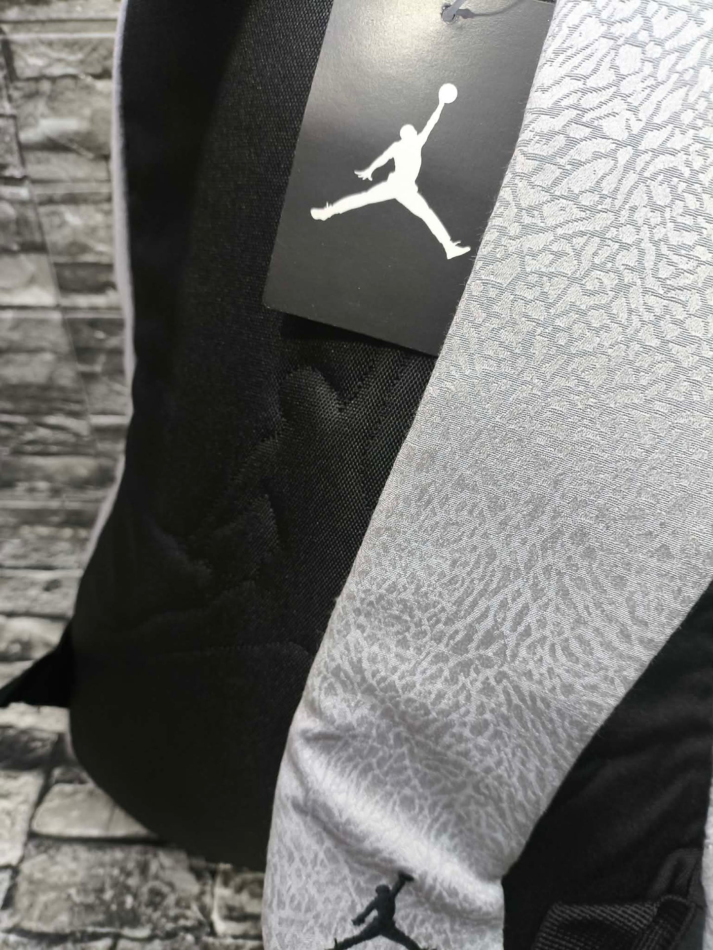 MOCHILA JORDAN SILVER GREY LOGO DE METAL BASIC