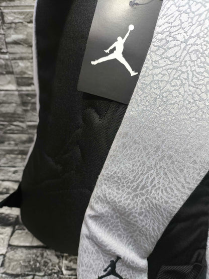 MOCHILA JORDAN SILVER GREY LOGO DE METAL BASIC