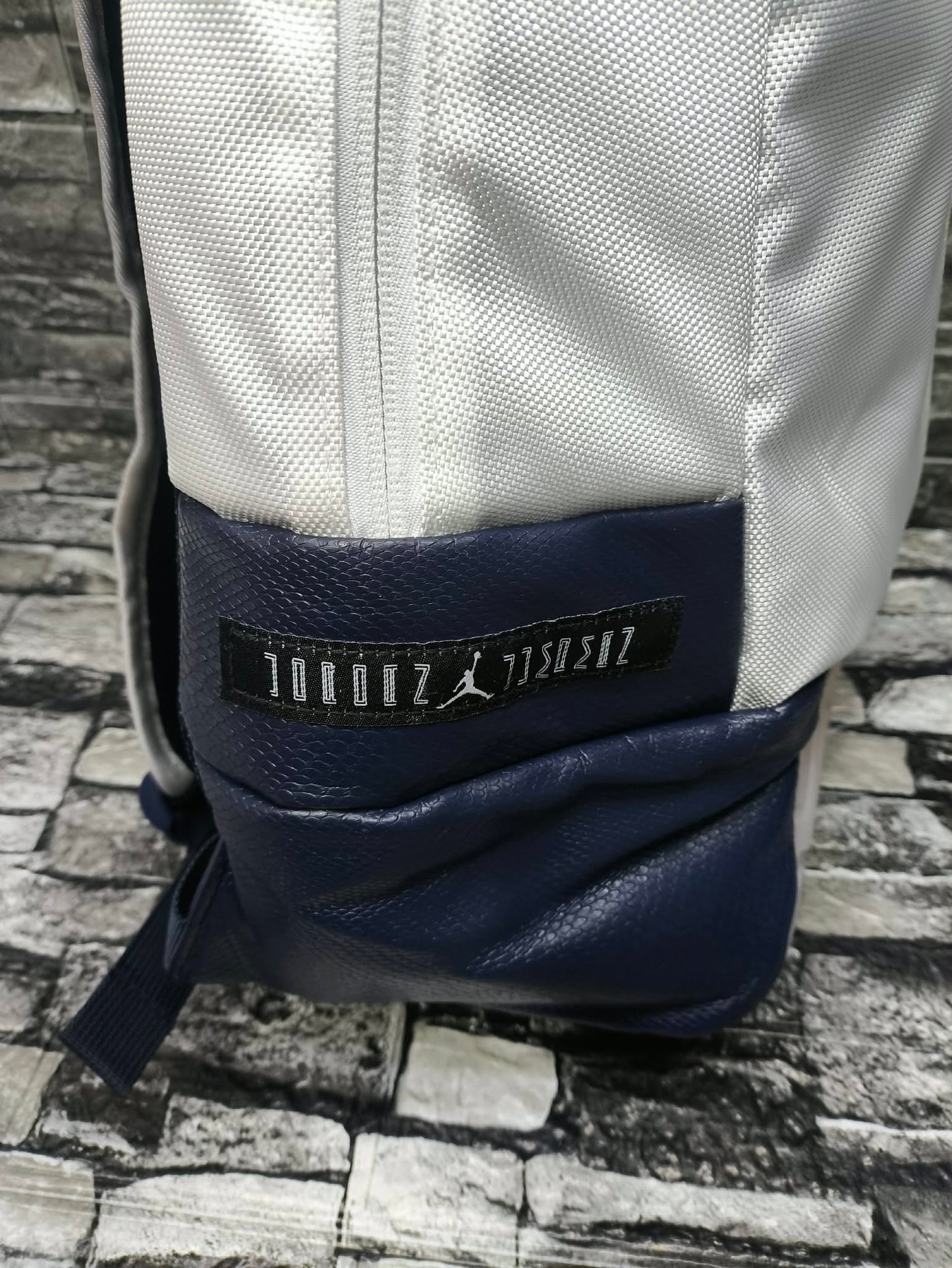 MOCHILA JORDAN 11 OBSIDIAN CON LLAVERO