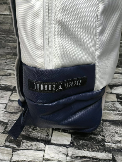 MOCHILA JORDAN 11 OBSIDIAN CON LLAVERO
