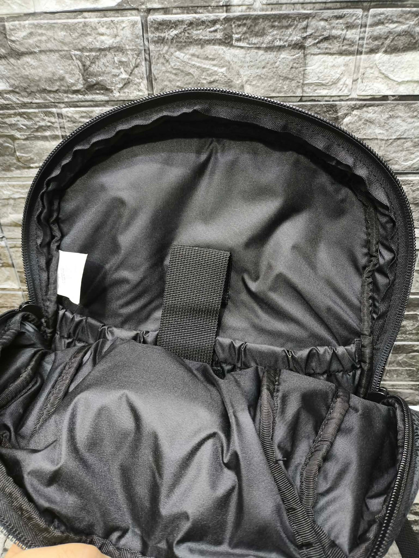 MOCHILA JORDAN BLACK CAT GOLD ESP LAP 15"