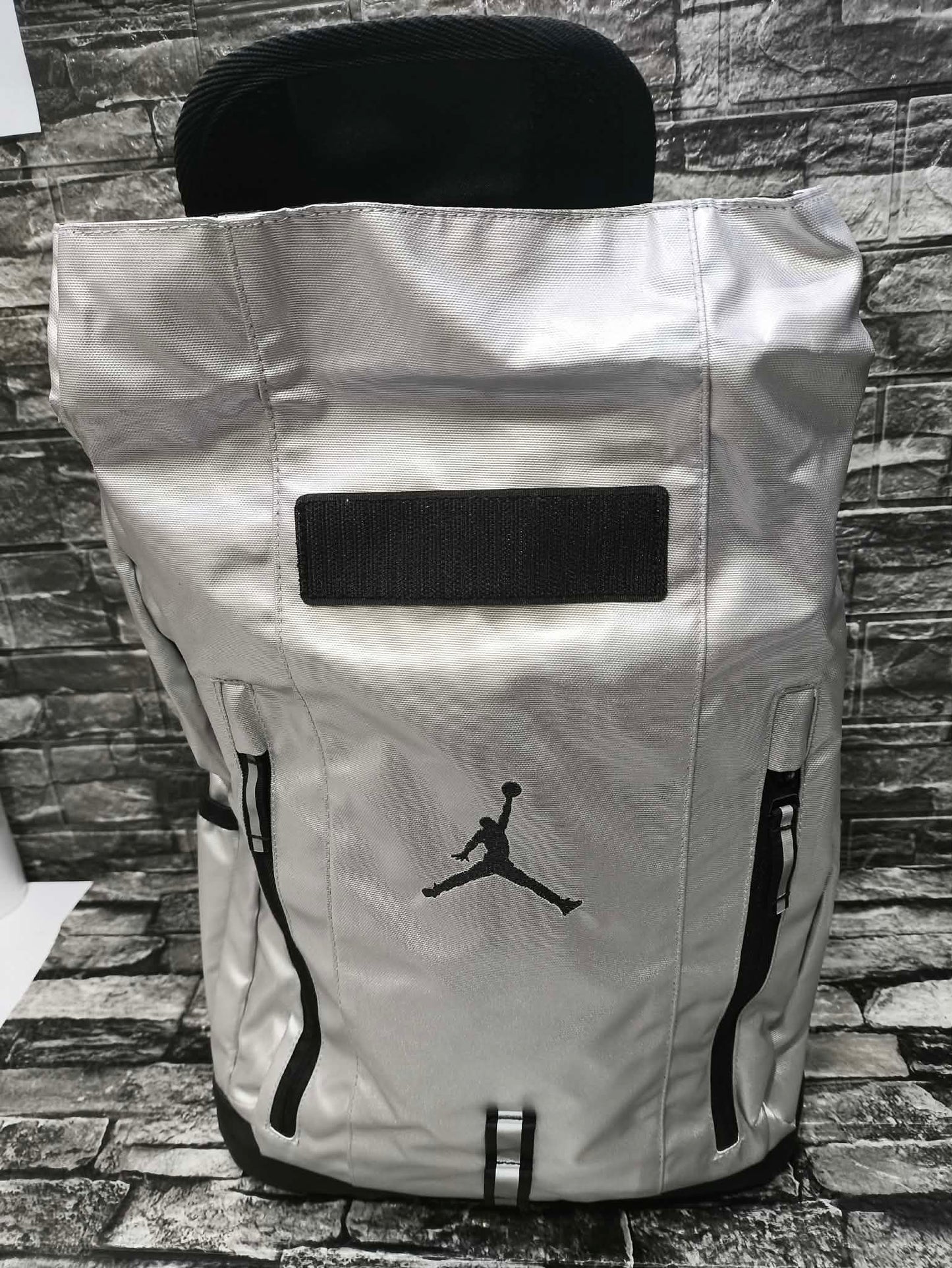 MOCHILA JORDAN ALL WORLD METALLIC SILVER (ESP LAP 15") 46 ALTO X 26 ANCHO