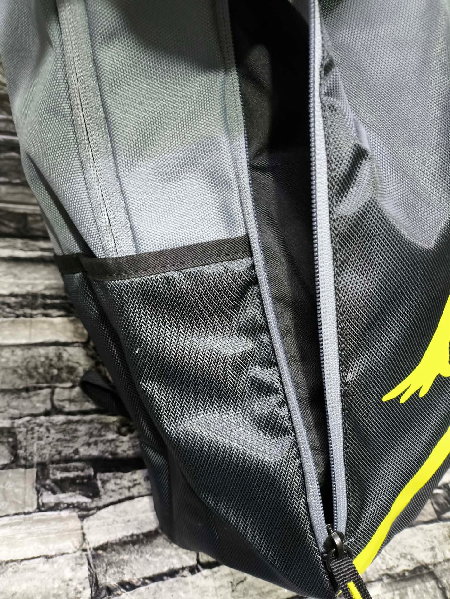 MOCHILA JORDAN SPLIT BAGPACK BLACK YELLOW ESP LAPTOP 14"