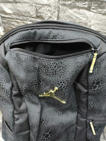 MOCHILA JORDAN BLACK CAT GOLD ESP LAP 15"