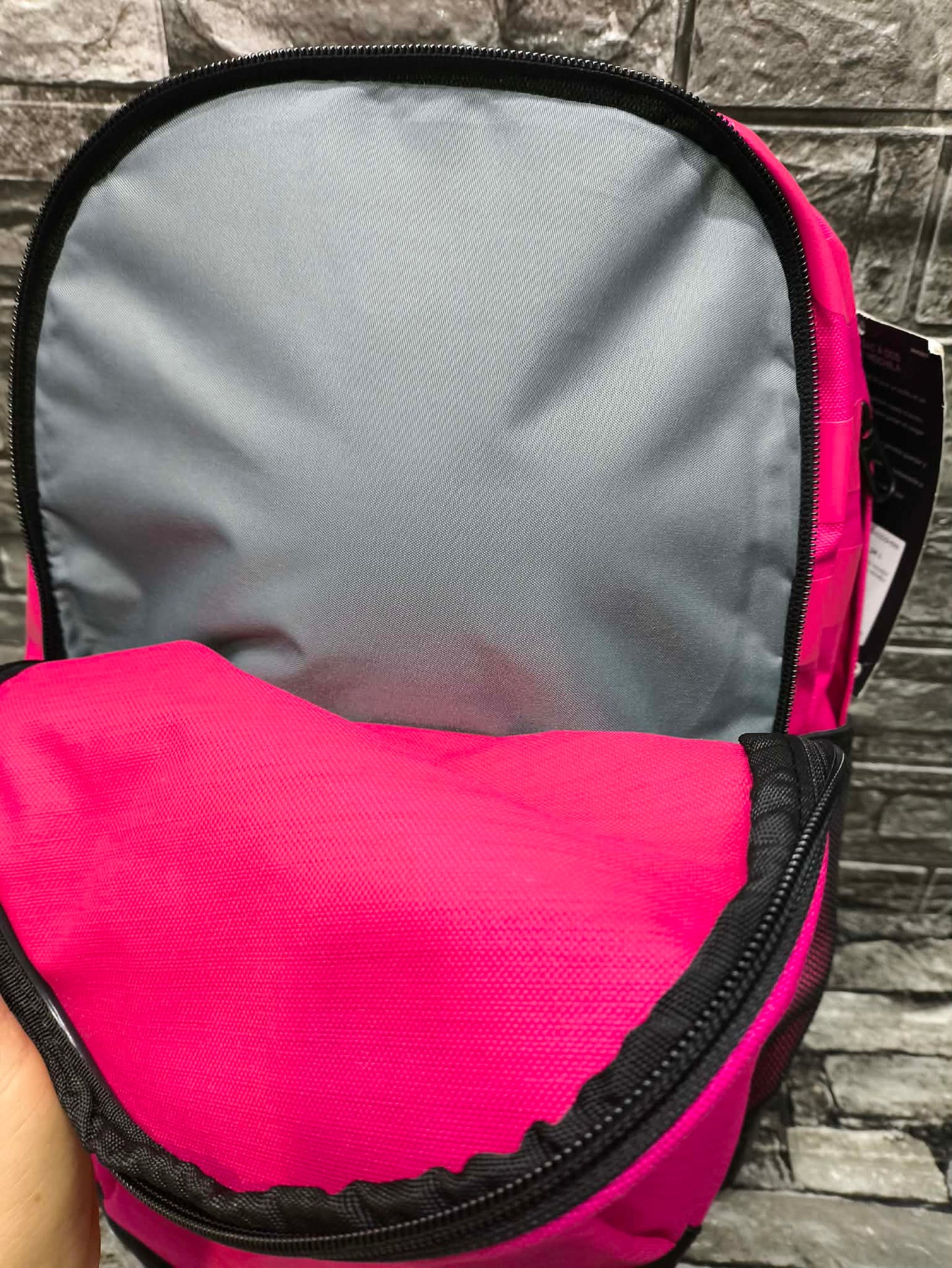 MOCHILA NIKE BRASILIA BAGPACK FUCHSIA (42 ALTO X 28CM ANCHO ESP LAP 15")