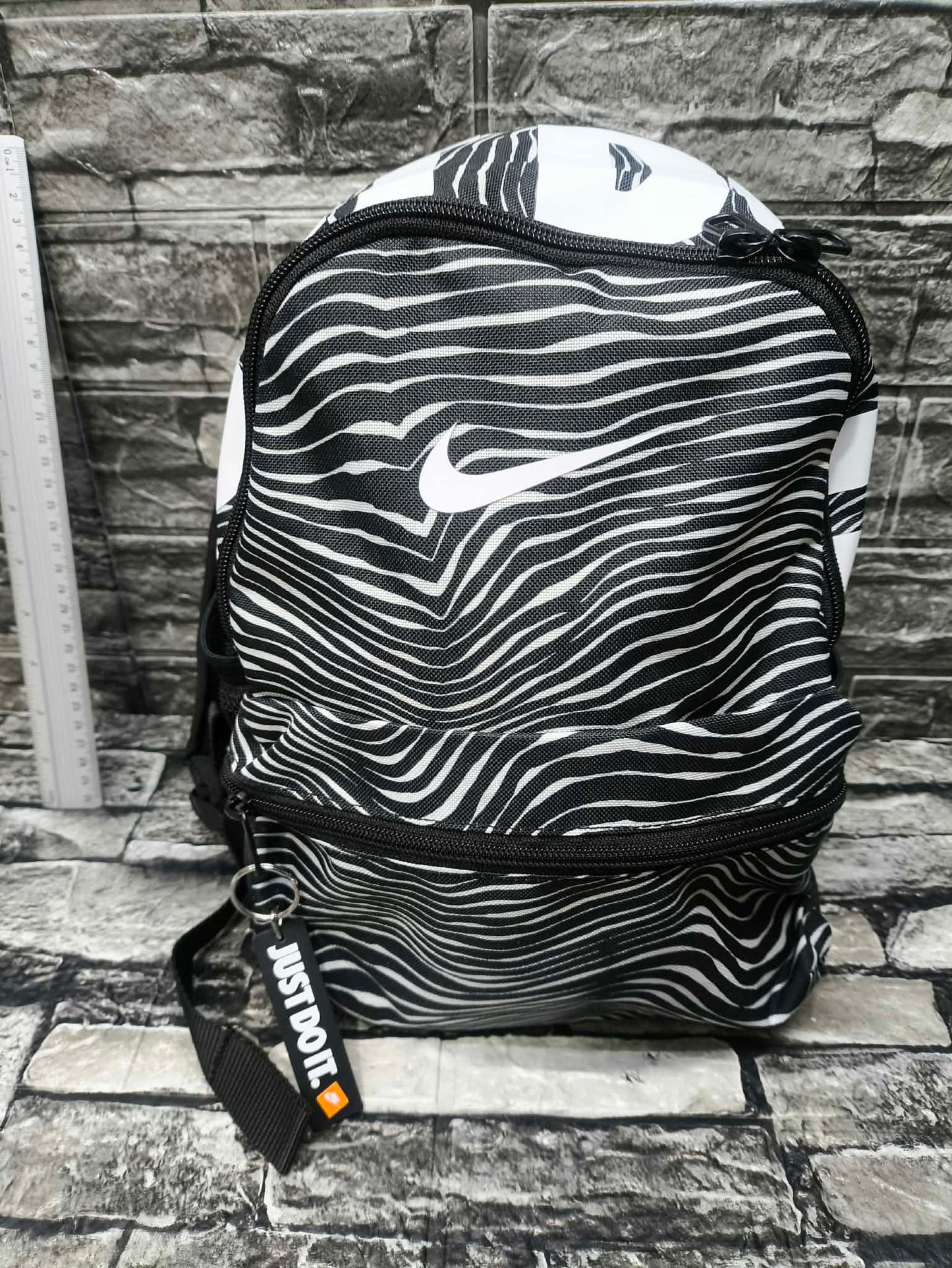 MINI BAG NIKE BRASILIA ZEBRA DAMA (30 CM ALTO)