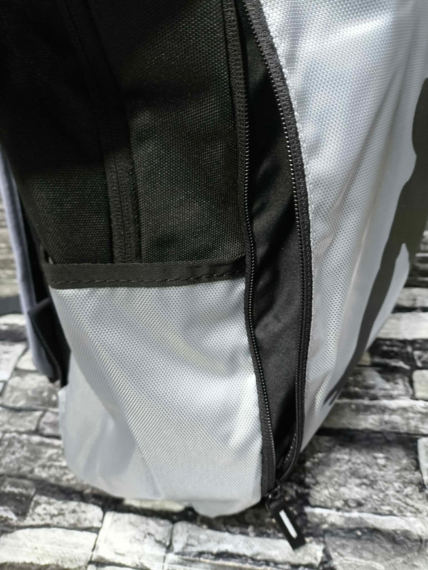 MOCHILA JORDAN SPLIT BAGPACK SILVER BLACK ESP LAP 14"