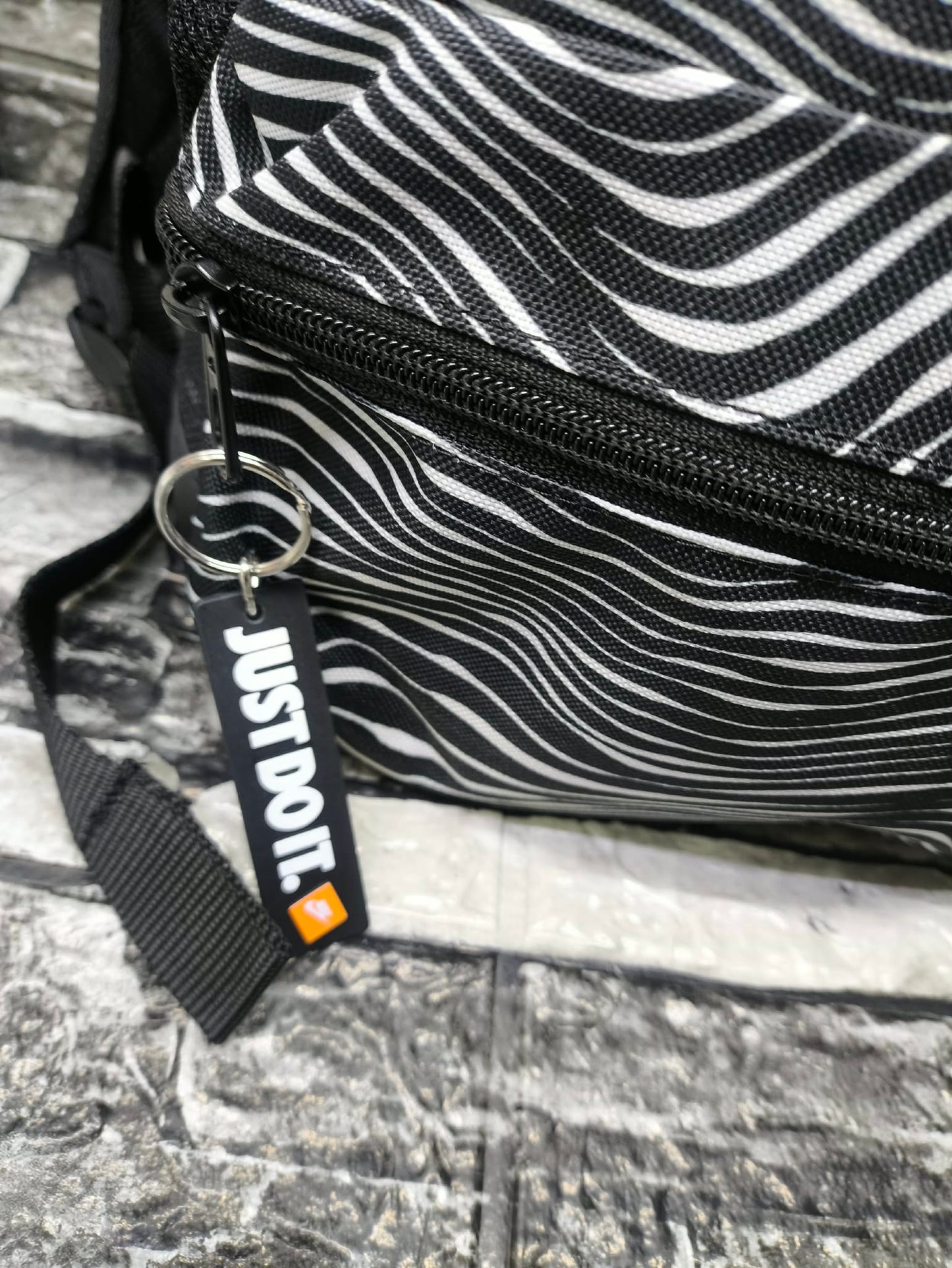 MINI BAG NIKE BRASILIA ZEBRA DAMA (30 CM ALTO)