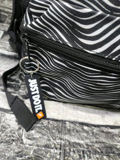 MINI BAG NIKE BRASILIA ZEBRA DAMA (30 CM ALTO)