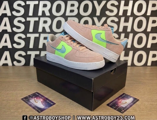 NIKE AIR FORCE ONE LOW CORAL SUEDE WOMENS EN CAJA