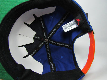 GORRA JORDAN PLANA KNICKS PRO SCRIPT BLUE ORANGE UNITALLA ADULTO