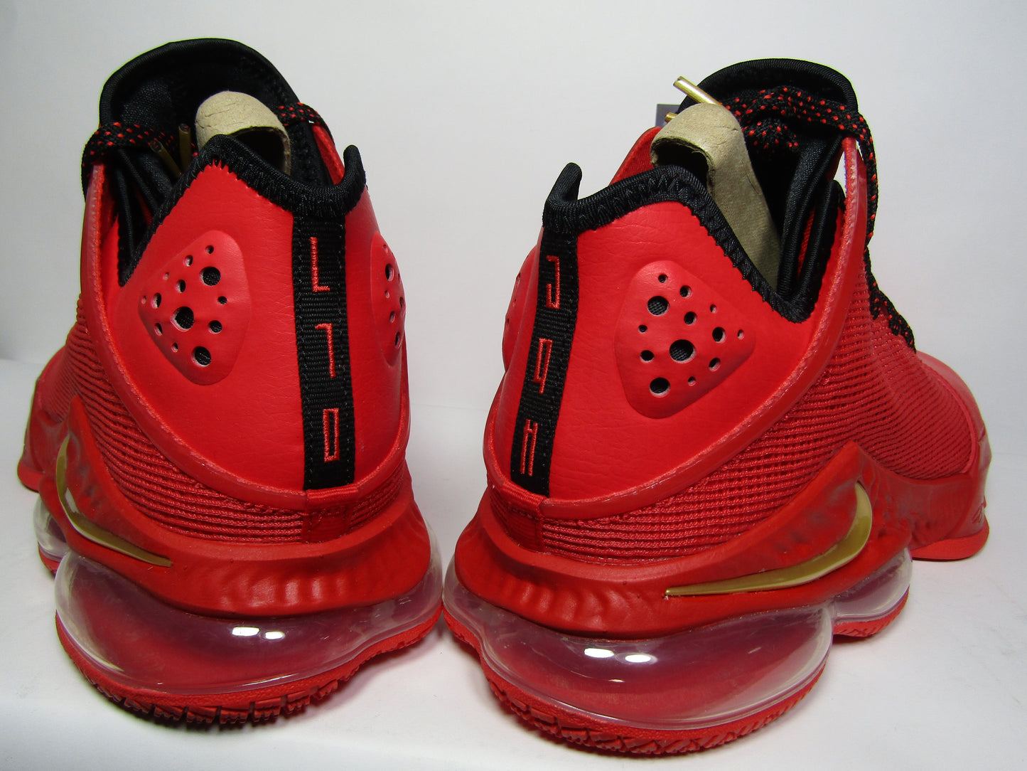 LEBRON 19 LOW "RED CRIMSON" EN CAJA