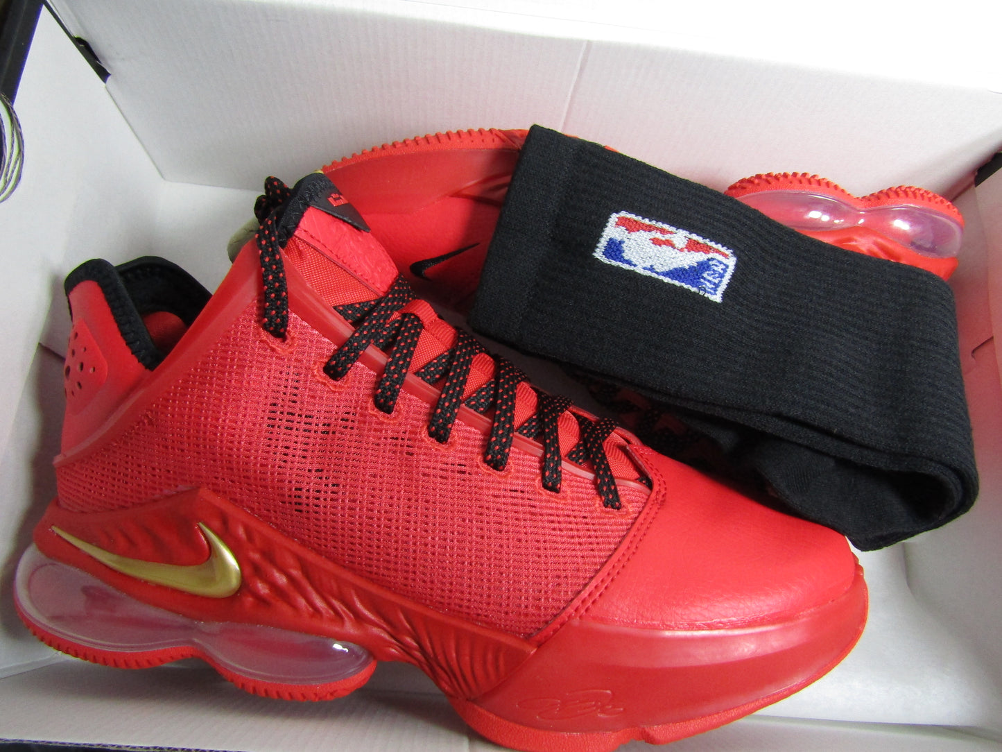 LEBRON 19 LOW "RED CRIMSON" EN CAJA