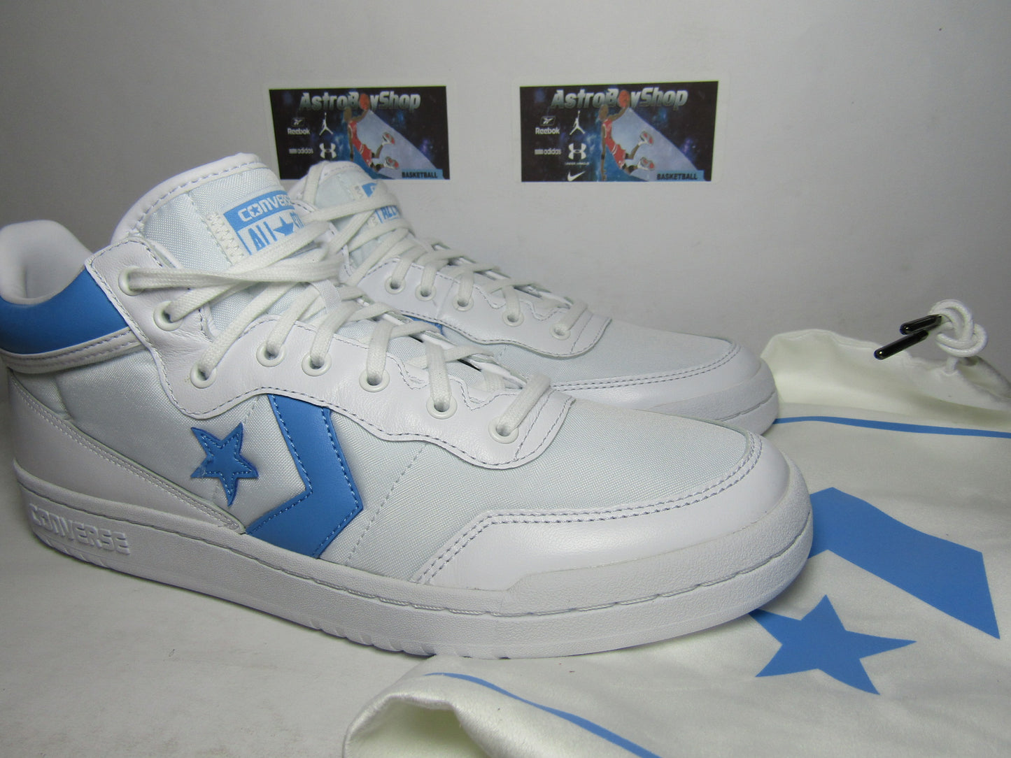 JORDAN 2 X CONVERSE PACK EN CAJA ESPECIAL CON MORRALES INCLUYE LOS 2 PARES