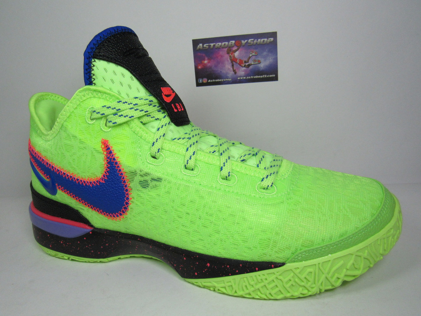 LEBRON NXXT GHOST GREEN EN CAJA