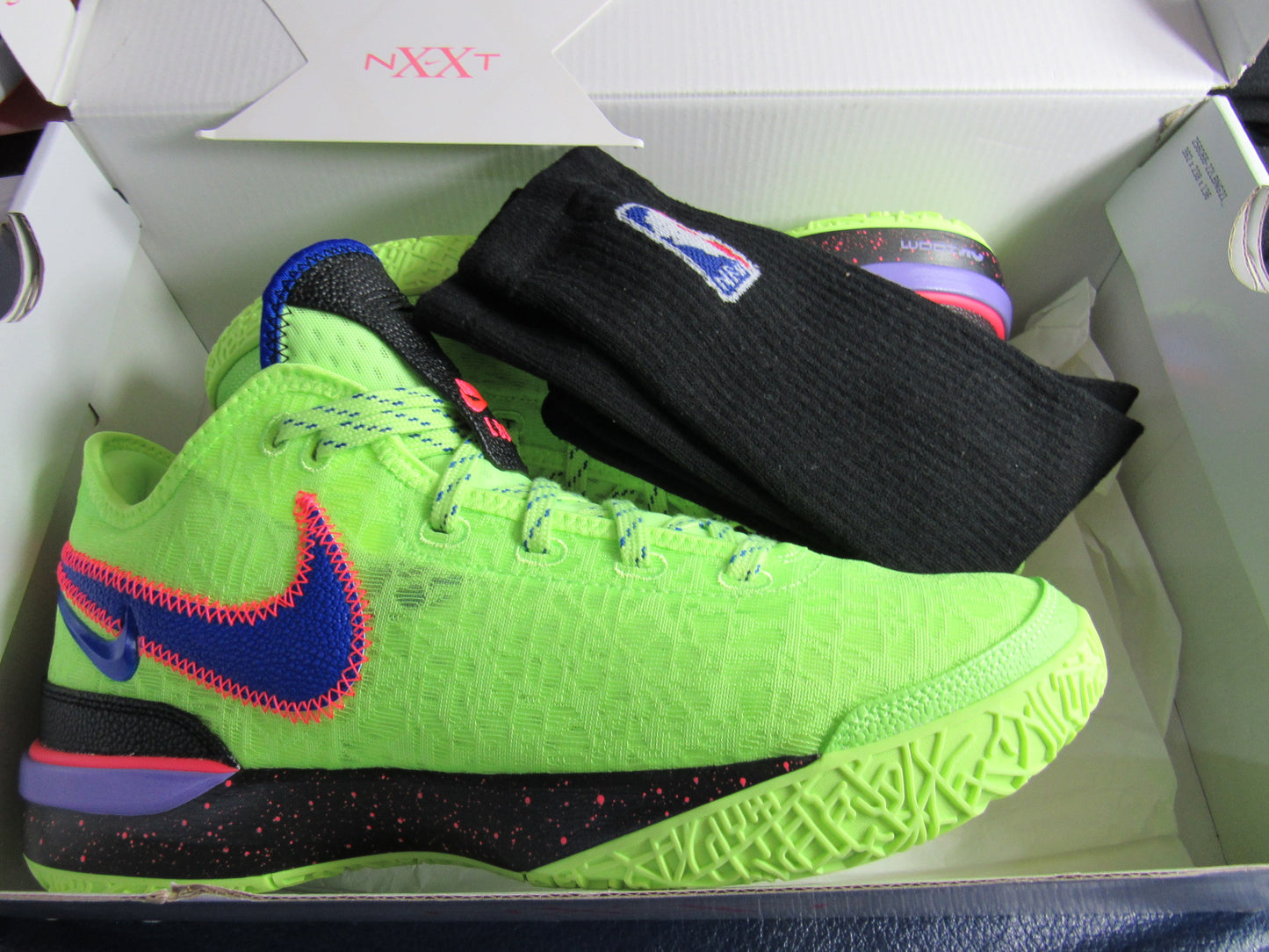 LEBRON NXXT GHOST GREEN EN CAJA