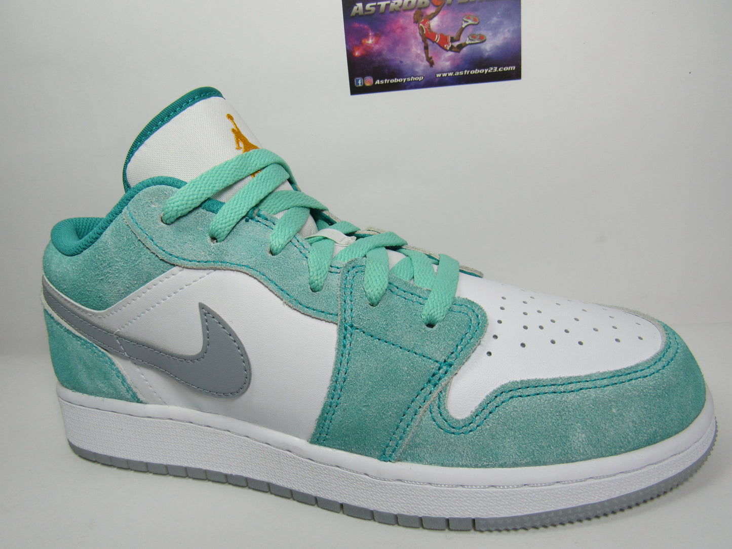 JORDAN 1 LOW KIDS "NEW EMERALD" EN CAJA