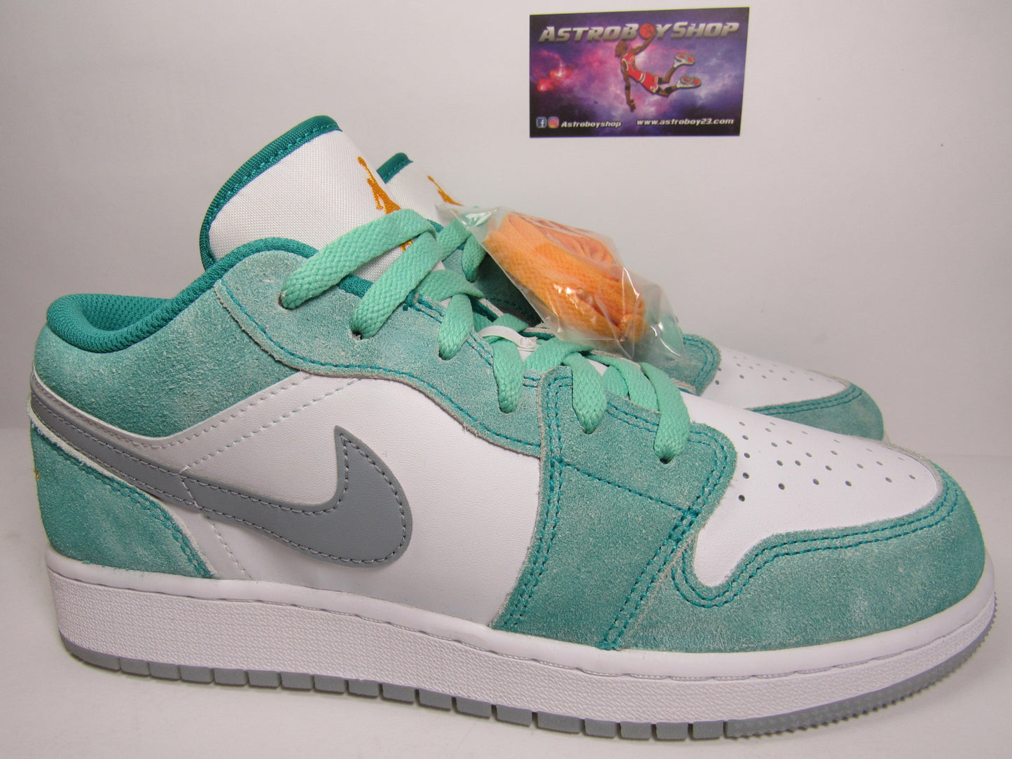 JORDAN 1 LOW KIDS "NEW EMERALD" EN CAJA