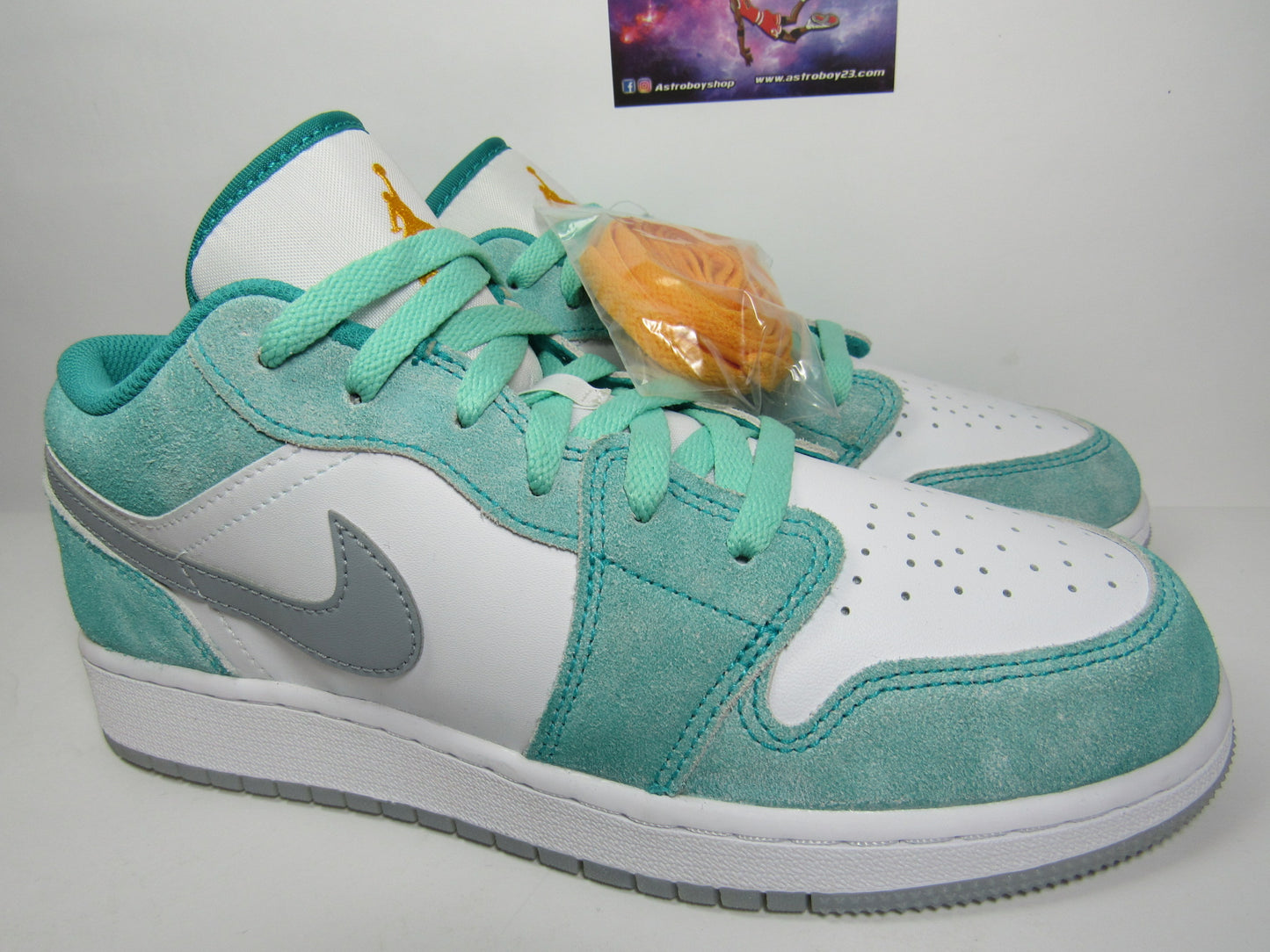 JORDAN 1 LOW KIDS "NEW EMERALD" EN CAJA